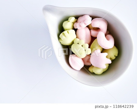 動物の足跡の形をしたカラフルなグミ 118642239