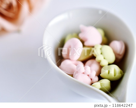 動物の足跡の形をしたカラフルなグミ 動物の足跡の形をしたカラフルなグミ 118642247