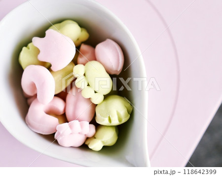 動物の足跡の形をしたカラフルなグミ 動物の足跡の形をしたカラフルなグミ 118642399