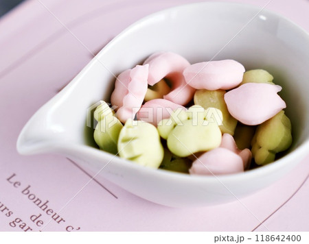 動物の足跡の形をしたカラフルなグミ 動物の足跡の形をしたカラフルなグミ 118642400