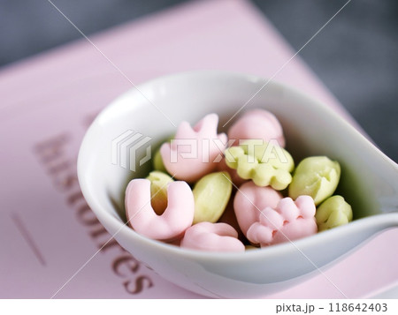 小皿に盛られたカラフルな三色のグミ 小皿に盛られたカラフルな三色のグミ 118642403