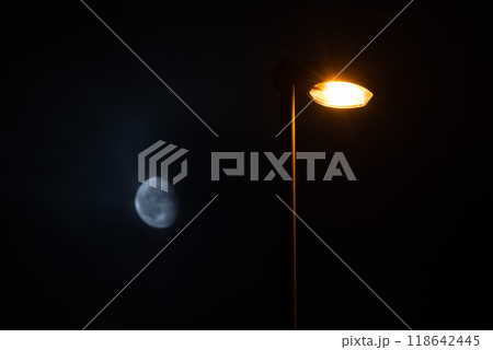 街灯と月 街灯と月 118642445