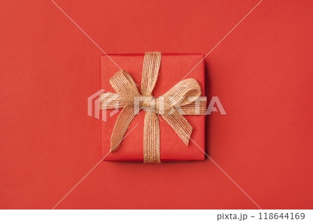 Gift boxe with bow on a red backdrop. Top view. Gift boxe with bow on a red backdrop. Top view. 118644169