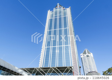 大阪市住之江区　快晴の大阪府咲洲庁舎（さきしまコスモタワー） 118645026