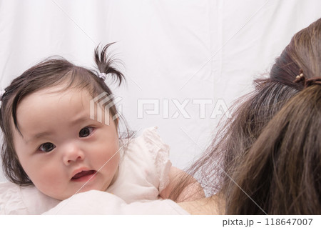 【おばあちゃんの髪を引っ張る赤ちゃん】 【おばあちゃんの髪を引っ張る赤ちゃん】 118647007
