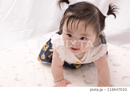 【はいはいを始める髪を結んだ赤ちゃん】 【はいはいを始める髪を結んだ赤ちゃん】 118647010