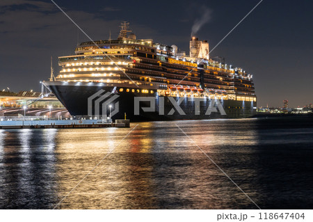 《神奈川県》大さん橋の夜景・停泊中の豪華客船 118647404