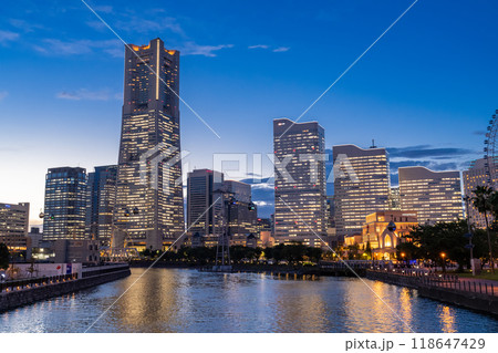 《神奈川県》横浜みなとみらい・万国橋からのぞむ夜景 《神奈川県》横浜みなとみらい・万国橋からのぞむ夜景 118647429