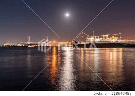 《神奈川県》山下公園の夜景・月明かりの横浜港 《神奈川県》山下公園の夜景・月明かりの横浜港 118647485