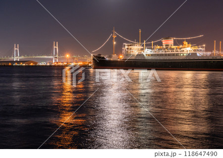 《神奈川県》山下公園の夜景・月明かりの横浜港 118647490