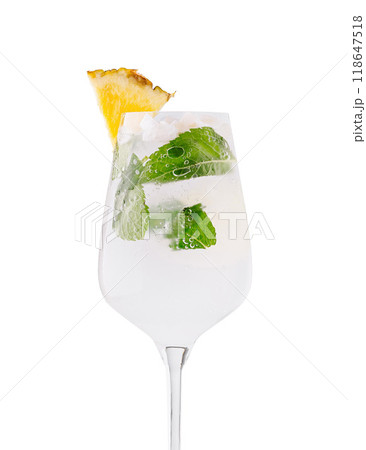 Cocktail glass containing refreshing summer cocktail with pineapple and mint 118647518