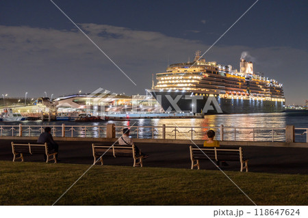 《神奈川県》大さん橋の夜景・停泊中の豪華客船 《神奈川県》大さん橋の夜景・停泊中の豪華客船 118647624