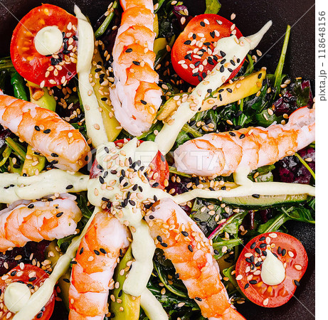 Delicious salad with shrimps, tomatoes, avocado and sauce dressing 118648156