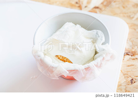 生春巻きの皮でフルーツ大福作り　オレンジ 118649421