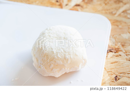 生春巻きの皮でフルーツ大福作り 完成 生春巻きの皮でフルーツ大福作り 完成 118649422