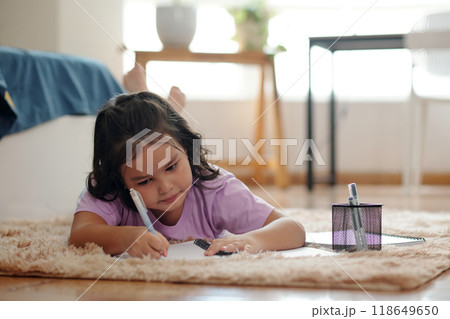 Girl Drawing On The Floor 118649650