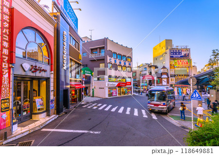 日本の横浜都市景観　9月。東急電鉄　日吉駅前の普通部通りや日吉中央通りなどを望む 118649881