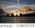 橋杭岩の夜明けと雲の切れ間の美しい海岸 118650238