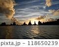 橋杭岩の夜明けと雲の切れ間の美しい海岸 118650239
