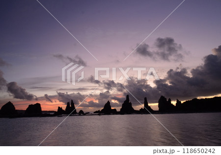 橋杭岩の夜明けと雲の切れ間の美しい海岸 118650242