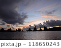 橋杭岩の夜明けと雲の切れ間の美しい海岸 118650243