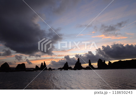 橋杭岩の夜明けと雲の切れ間の美しい海岸 118650243