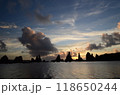 橋杭岩の夜明けと雲の切れ間の美しい海岸 118650244