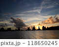 橋杭岩の夜明けと雲の切れ間の美しい海岸 118650245