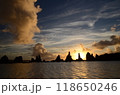 橋杭岩の夜明けと雲の切れ間の美しい海岸 118650246