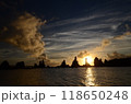 橋杭岩の夜明けと雲の切れ間の美しい海岸 118650248