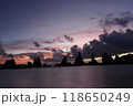 橋杭岩の夜明けと雲の切れ間の美しい海岸 118650249