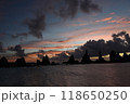橋杭岩の夜明けと雲の切れ間の美しい海岸 118650250