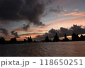 橋杭岩の夜明けと雲の切れ間の美しい海岸 118650251