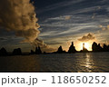 橋杭岩の夜明けと雲の切れ間の美しい海岸 118650252
