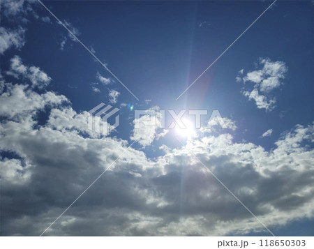 朝の太陽と空 118650303