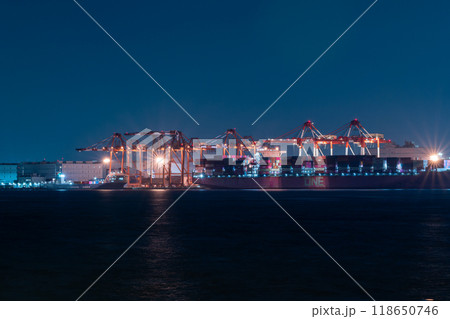 コンテナ船、クレーン、船積み、夜の港の風景 118650746