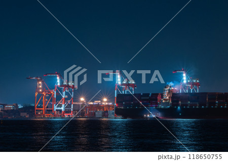 コンテナ船、クレーン、船積み、夜の港の風景 118650755