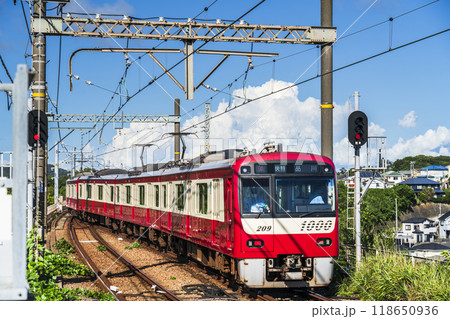 京急三崎口駅を発つ電車【神奈川県・三浦市】 118650936