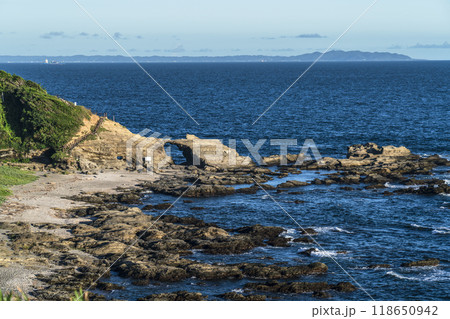 城ヶ島の名所「馬の背洞門」と海景【神奈川県・三浦市】 城ヶ島の名所「馬の背洞門」と海景【神奈川県・三浦市】 118650942