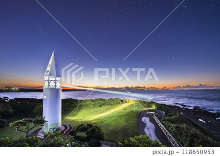 神奈川県立城ヶ島公園の夜景、「安房崎灯台」と満天の星空【神奈川県・三浦市】 神奈川県立城ヶ島公園の夜景、「安房崎灯台」と満天の星空【神奈川県・三浦市】 118650953