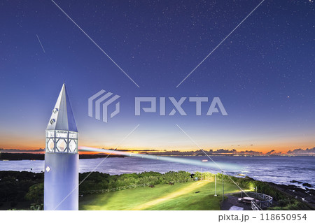 神奈川県立城ヶ島公園の夜景、「安房崎灯台」と満天の星空【神奈川県・三浦市】 神奈川県立城ヶ島公園の夜景、「安房崎灯台」と満天の星空【神奈川県・三浦市】 118650954