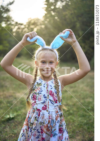llittle girl play bunnies on an Easter egg hunt llittle girl play bunnies on an Easter egg hunt 118651073