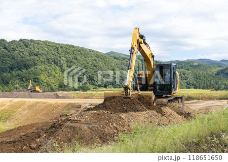 基盤整備場の油圧ショベル 118651650