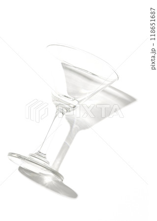 カクテルグラスを白背景で撮影 カクテルグラスを白背景で撮影 118651687