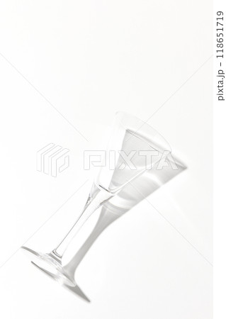 カクテルグラスを白背景で撮影 カクテルグラスを白背景で撮影 118651719