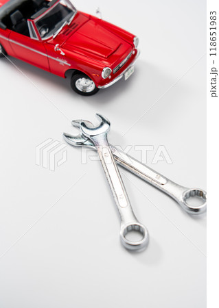 おもちゃの車と工具 118651983