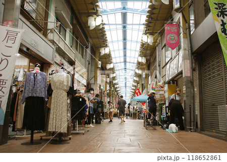 長い商店街の店々。なんでも揃う慣れた地元の食べ物は安くて美味しい 118652861