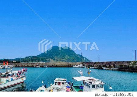 姫島港の漁船と矢筈岳 姫島港の漁船と矢筈岳 118653303
