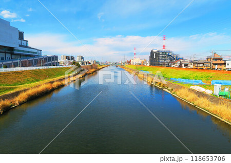 埼玉県川口市の芝川にかかるあずま橋から上流方向を見た風景 埼玉県川口市の芝川にかかるあずま橋から上流方向を見た風景 118653706