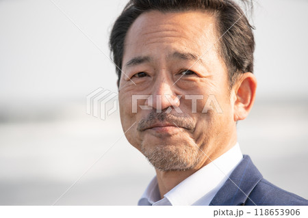 スーツを着たシニア男性の表情アップ スーツを着たシニア男性の表情アップ 118653906